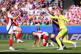 Arsenal-keepster Daphne van Domselaar tikt de bal weg tijdens de Champions League finale tussen Arsenal en Barcelona © Getty Images.