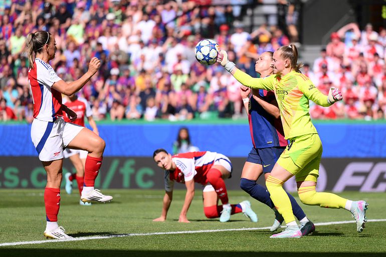 Trainer Renée Slegers en Oranje Leeuwin Daphne van Domselaar winnen Champions League-finale met Arsenal