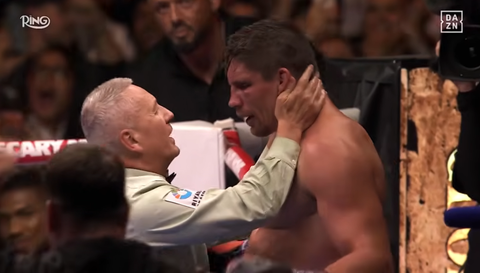 VIDEO - Bekijk hier het omstreden einde van het gevecht tussen Rico Verhoeven en Oleksandr Usyk