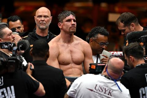 Rico Verhoeven spreekt zich uit over protest na discutabele nederlaag tegen Oleksandr Usyk: 'Dat is gewoon apart'