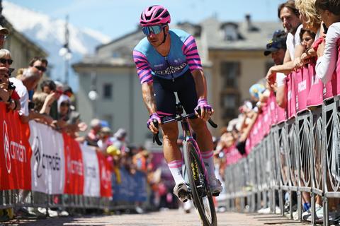 Nieuwe klap voor topsprinter Dylan Groenewegen in Giro d'Italia: prutsend peloton misrekent zich in bizarre etappe