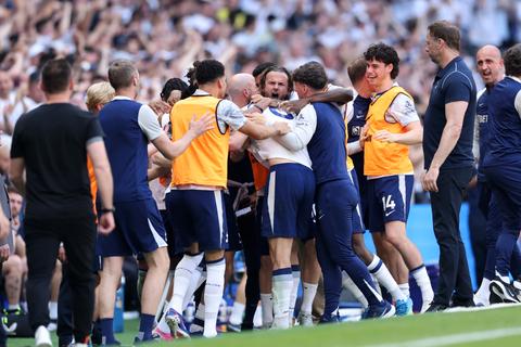Oranje-international Micky van de Ven ontsnapt in laatste speelronde aan historisch drama met Tottenham Hotspur