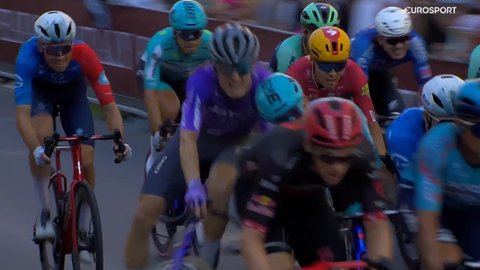 Bizarre actie in Giro d'Italia: topwielrenner wordt uit wedstrijd gezet na kopstoot