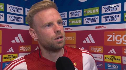 Hevige emoties bij Ajax na winnen play-offs: Davy Klaassen, Oscar Garcia en Maarten Paes pinken tranen weg