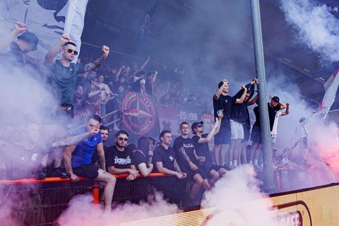 Ajax - FC Utrecht kent heftig einde door supporters: 'Laten we een veilige plek opzoeken'