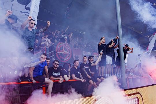 Ajax - FC Utrecht loopt buiten stadion verder uit de hand, ME bekogeld met stenen