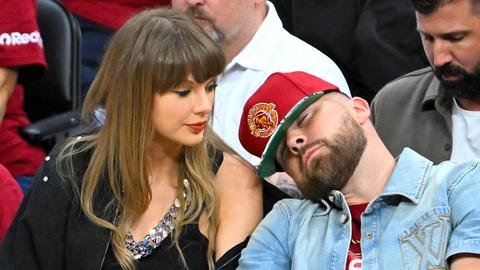 Popicoon Taylor Swift en verloofde NFL-ster Travis Kelce zorgen voor hilarische beelden in de NBA