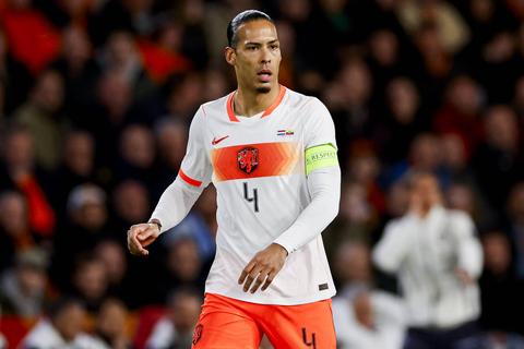 Nederlands elftal onthult nieuw WK-shirt met spectaculaire video vol legendes: 'Daar zit de kracht'