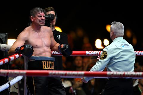 Trainer Rico Verhoeven ontploft na verlies tegen Oleksandr Usyk: 'Een grote schande dat hij het gevecht heeft gestopt'