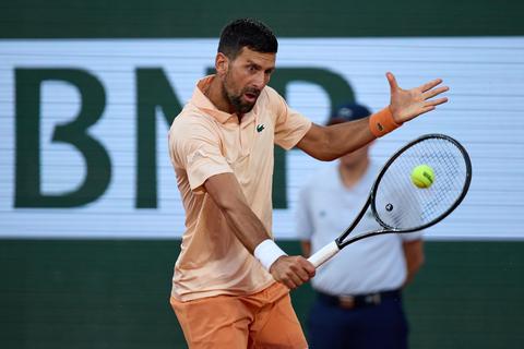 Novak Djokovic schrikt op Roland Garros: 39-jarige tennislegende komt goed weg in eerste ronde