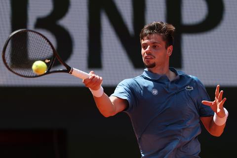 Tennisser rent tijdens duel op Roland Garros plots naar de wc: 'Anders doe ik het op de baan'
