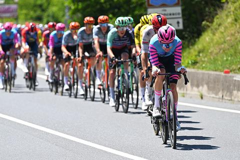 Flinke frustratie bij Nederlandse wielrenner na opmerkelijk moment in Giro: 'Lastig om op televisie te zeggen'