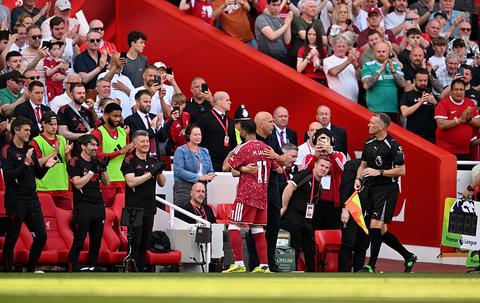 Liverpool-icoon Mohamed Salah zwaait af en krijgt knuffel van Arne Slot