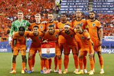 Het Nederlands elftal tegen Frankrijk. Tegen Oostenrijk beginnen drie andere spelers vanaf de aftrap © ANP