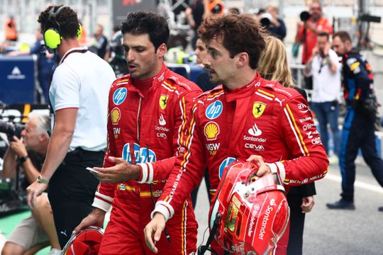 Carlos Sainz en 'klagende' Charles Leclerc vechten elkaar de tent uit: 'Dat moet hij niet bij mij doen'