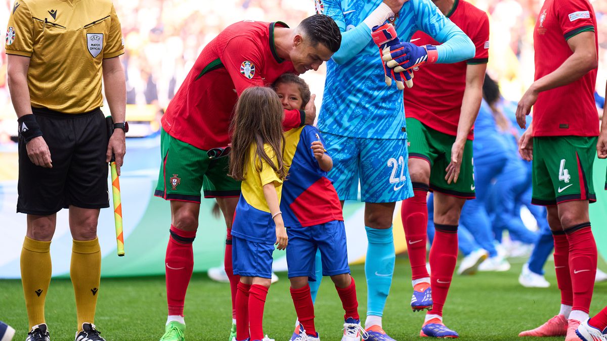 8-jarig meisje doet trots haar verhaal na knuffel van Cristiano Ronaldo: 'Ik vind hem echt leuk!'