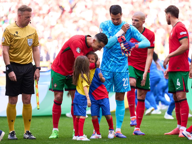 8-jarig meisje doet trots haar verhaal na knuffel van Cristiano Ronaldo: 'Ik vind hem echt leuk!'