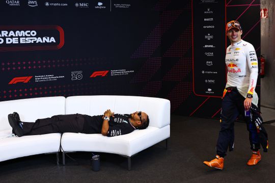 Max Verstappen maakt Lewis Hamilton belachelijk bij treffen in persruimte: 'Hij wordt echt oud'