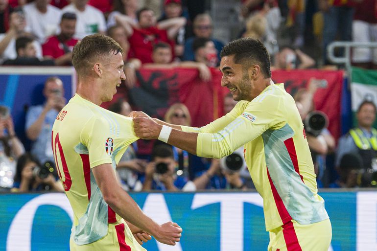 Spanje verzekert met overwinning op Albanië plekje Nederland in achtste finales EK