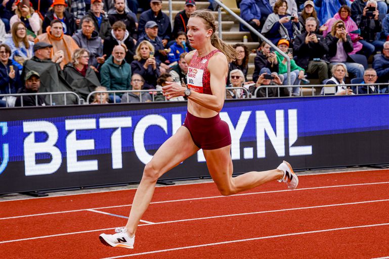 Topatlete Femke Bol lijdt eerste nederlaag sinds Olympische Spelen, maar maakt toch indruk