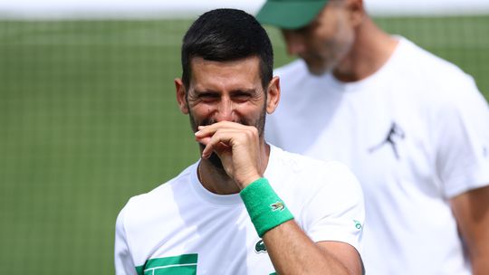 Vlak voor Wimbledon duikt Novak Djokovic op bij iets compleet anders dan tennis: 'Een goed gesprek gehad'