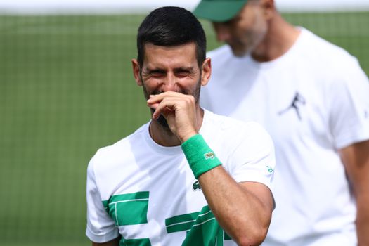 Vlak voor Wimbledon duikt Novak Djokovic op bij iets compleet anders dan tennis: 'Een goed gesprek gehad'