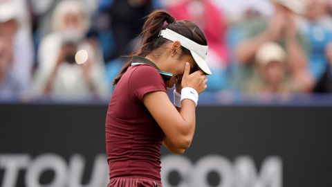Veelbesproken tennisster Emma Raducanu barst in tranen uit: 'Dit betekent heel veel voor me'