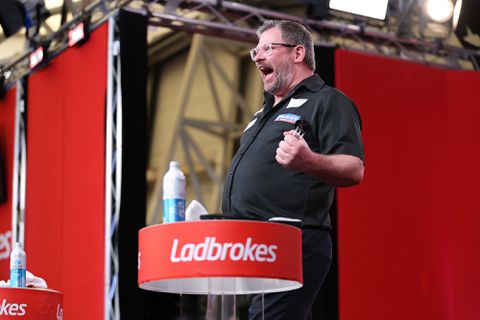 Vrees dat Engelse topdarter 'nu de pineut is' na vieze actie: 'Wat een figuur'