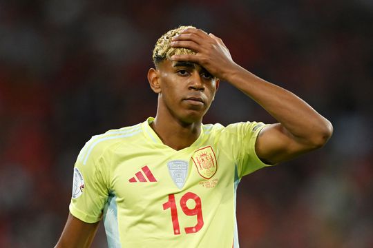 Lamine Yamal opnieuw het middelpunt van conflict: opvallende blessure houdt toptalent wéér aan de kant