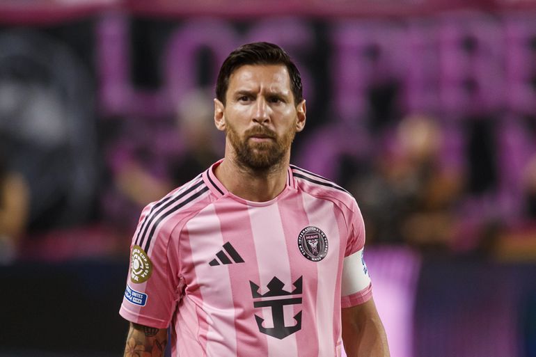 'Kleine' Lionel Messi krijgt heel bijzonder verjaardagscadeau van zijn vrouw: 'Chagrijnige oude man!'