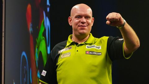 Topdarter Michael van Gerwen lacht beugelloze tanden bloot na kostbare tijd met z'n kinderen