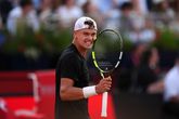 Tennisser uit top tien van de wereld verkoopt bijzondere spullen: één racket gaat voor 6000 euro