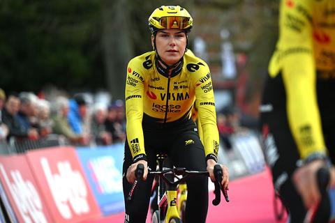 Verrassende winnares (23) grijpt titel op bloedheet NK tijdrijden: Visma | Lease a Bike domineert