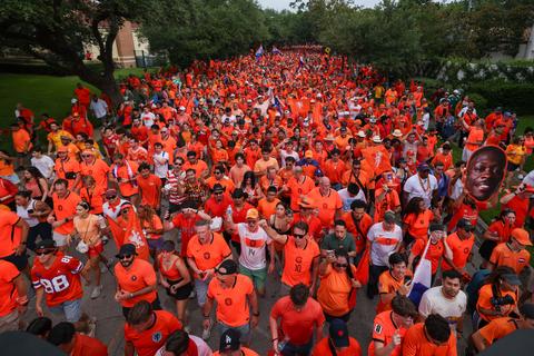 Totale gekte op WK voetbal door Oranjemars: enorm aantal fans verwacht voor Nederland - Tunesië