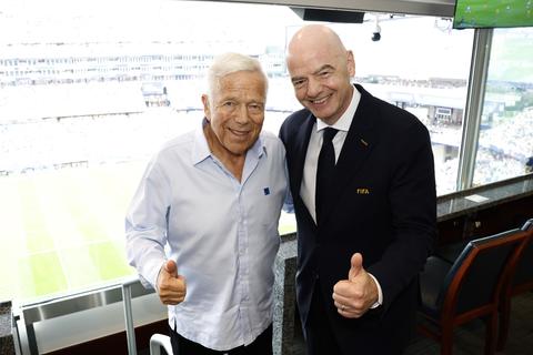 Kritiek op Gianni Infantino: zo vliegt de veelbesproken FIFA-baas heel het WK over