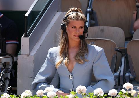 'Mooiste tennisster ooit' steelt al voor debuut in nieuwe rol op Wimbledon de show met opvallende outfit