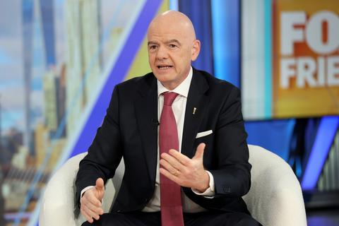 Enorme rel op WK voetbal: FIFA pakt commentator keihard aan na woede-uitbarsting