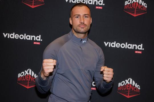Realityster Dave Roelvink openhartig over liefde voor boksen na moeilijke periode: 'Daar heb ik mij doorheen gevochten'