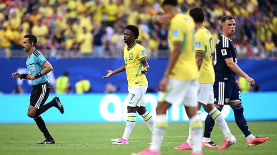 Scheidsrechter bij Schotland - Brazilië zorgt voor opmerkelijke situatie op WK voetbal: ongeloof bij Vinicius
