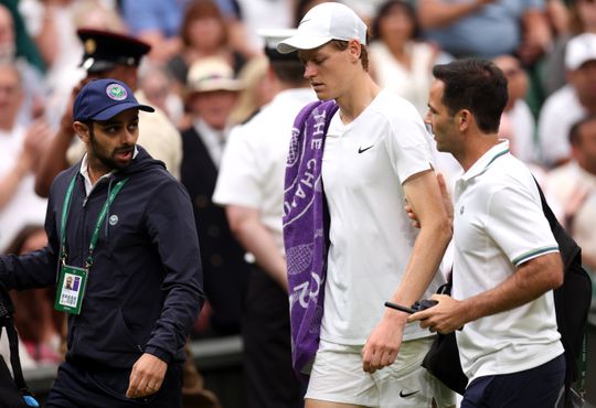 Dokter vindt ontsteking bij toptennisser Jannik Sinner, verdrietige nummer één van de wereld mist Olympische Spelen