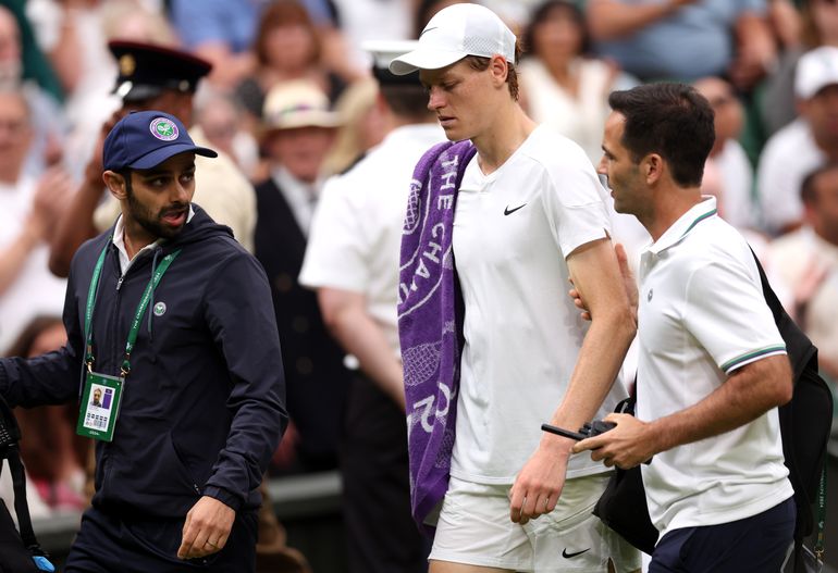 Dokter vindt ontsteking bij toptennisser Jannik Sinner, verdrietige nummer één van de wereld mist Olympische Spelen