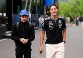 Rivaal George Russell lacht geruchten over Max Verstappen weg: 'Dat zou een vreselijk complot zijn!'