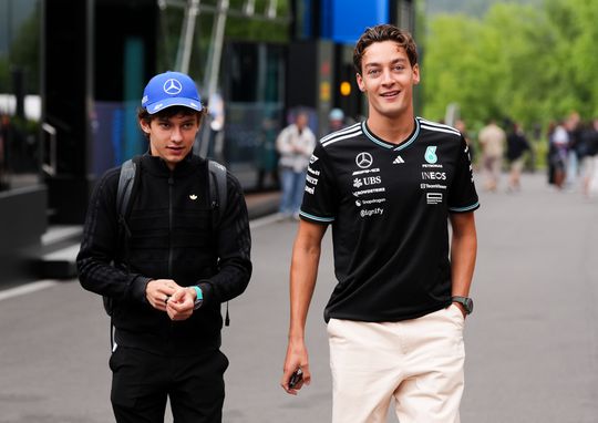 Rivaal George Russell lacht geruchten over Max Verstappen weg: 'Dat zou een vreselijk complot zijn!'
