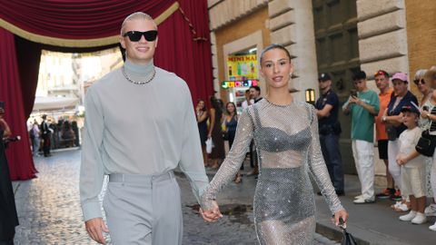 Topvoetballer Erling Haaland trakteert jeugdliefde op zeldzame handtas met peperduur prijskaartje