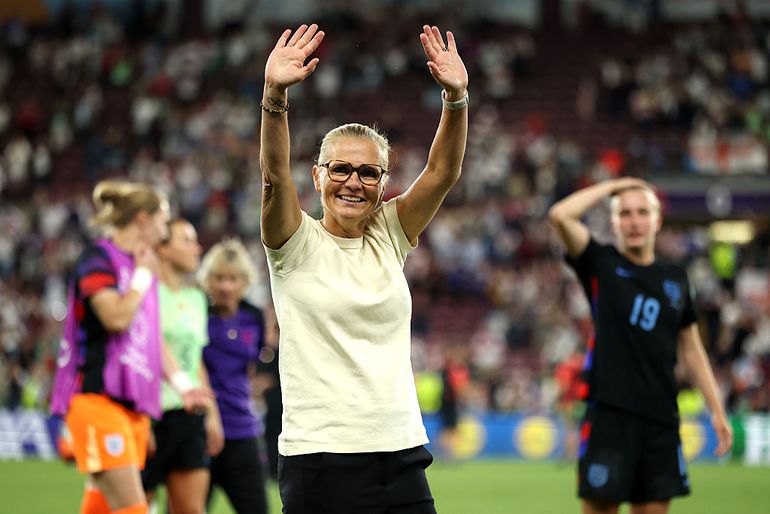 Succestrainer Sarina Wiegman 'voor geen enkele prijs' te koop bij Engeland