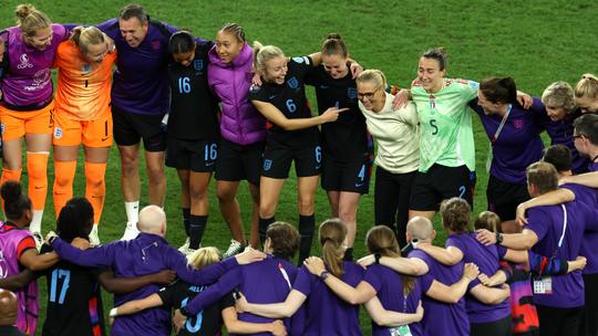 Engelse speelsters snappen niks van opvallend liedje Sarina Wiegman: 'Geen flauw idee waar dat over ging'
