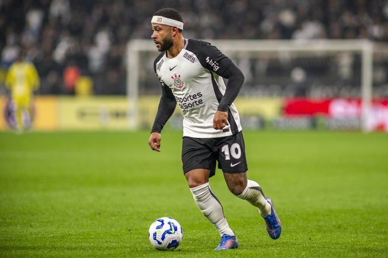 'Verguisde' Memphis Depay weer in genade aangenomen bij Corinthians: 'Het is nooit rustig in voetbal'
