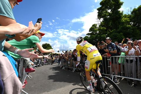 Tadej Pogacar slachtoffer van bizar ongeluk met auto in Tour de France: 'Ineens ging het mis'