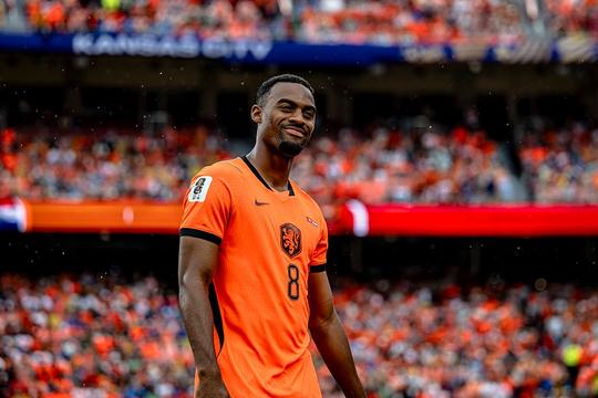 Oranje-international  Ryan Gravenberch kan weer vrolijk zijn na mislukt WK voetbal
