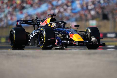 Max Verstappen mist snelheid tijdens training in Hongarije: grote achterstand op Lewis Hamilton